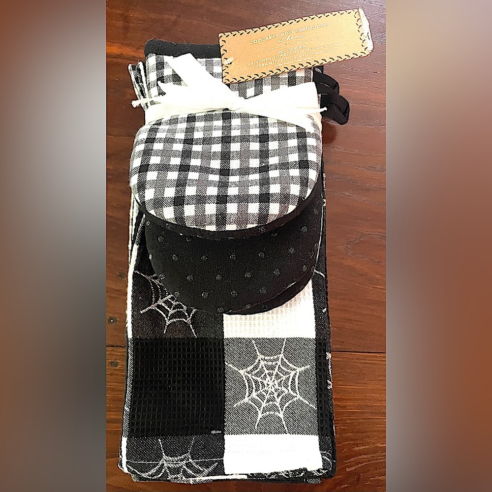 Cupcakes & Cashmere Black/White Halloween Kitchen Towels(2) Oven Mitts(2) NWT